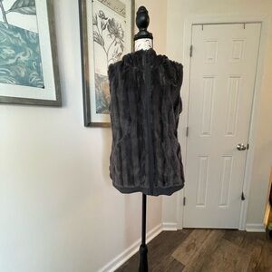 THE NORTH FACE-WOMENS SUPER SOFT DARK GREY FAUX FUR HOODED VEST  WOMENS MEDIUM